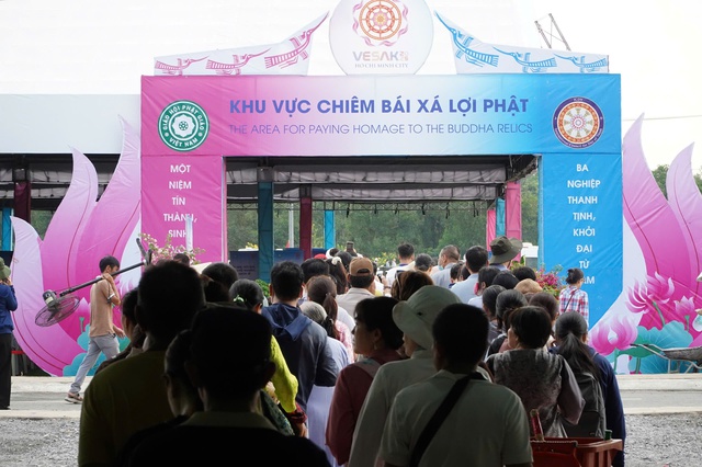 Người dân xếp hàng vào Khu vực chiêm bái Xá lợi Đức Phật