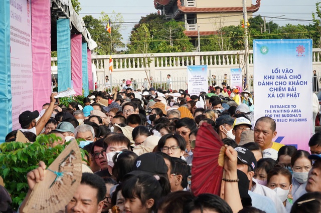 Ghi nhận sáng đầu tiên khai mở chiêm bái Xá lợi Đức Phật tại chùa Thanh Tâm - 7