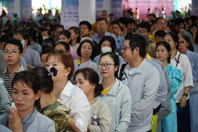 Ai nấy đều mong đến lượt chiêm bái Xá lợi Đức Phật