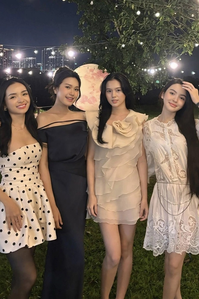 Sự kiện có sự góp mặt của nhiều gương mặt quen thuộc: tiền vệ Quang Hải cùng vợ Chu Thanh Huyền và mẹ; vợ chồng trung vệ Nguyễn Thành Chung, tiền đạo Hà Đức Chinh, NSƯT Quang Thắng và diễn viên Bảo Hân cũng tham dự.