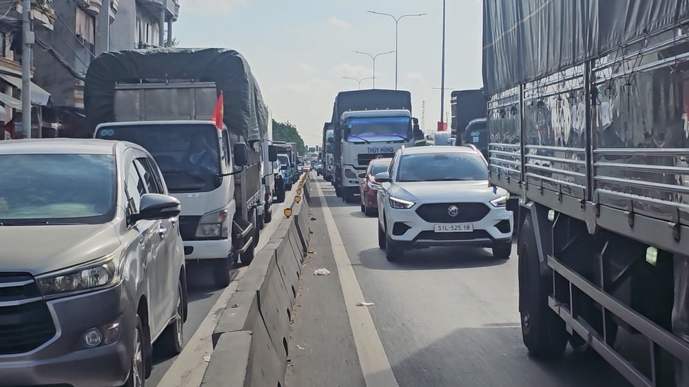 Ảnh hưởng từ tai nạn khiến giao thông qua khu vực ùn ứ. Ảnh: HT