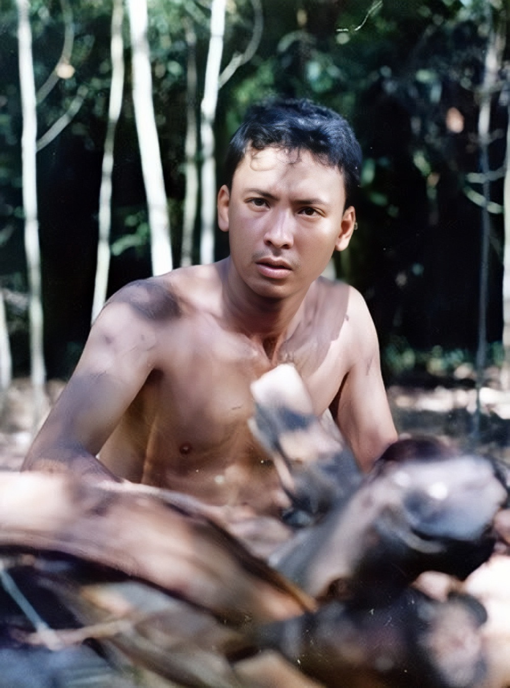 Thiệu Ánh Dương vào vai Dũng - người lính giải phóng trẻ. Vì mệnh lệnh của cấp trên, anh buộc lòng bắn bà của Nguyệt. Sau thời gian quen nhau, Dũng ngỏ lời yêu Nguyệt để đối diện tình huống trớ trêu khi Đại úy Quân ép Nguyệt chọn giữa tình yêu và hận thù. 