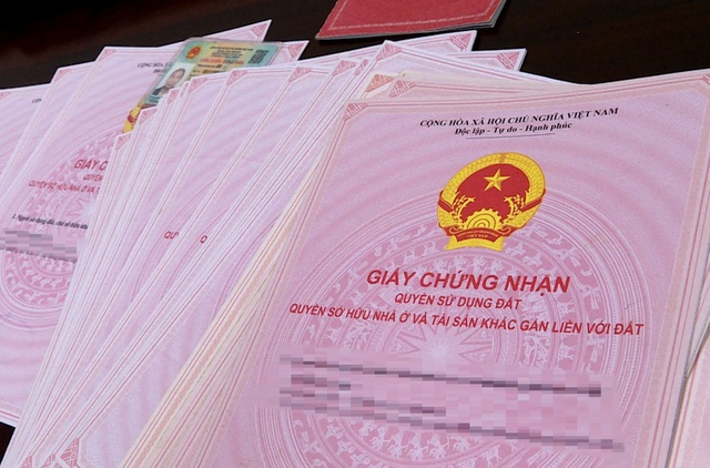 Thủ tục sang tên sổ đỏ từ bố mẹ sang con là vấn đề được khá nhiều người quan tâm trong chuyển nhượng, tặng cho, thừa kế đất đai. Ảnh minh họa: TL
