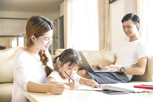 Lời nói và hành động của cha mẹ rất quan trọng đối với sự phát triển của trẻ. Ảnh minh hoạ