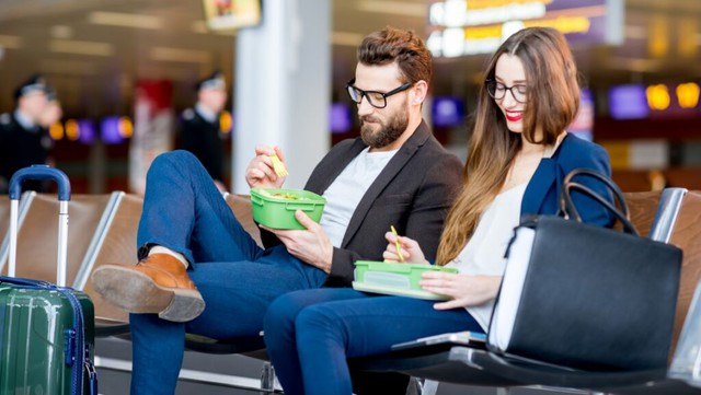 Chọn thực phẩm cẩn thận trước và trong suốt chuyến bay sẽ giúp giảm bớt sự khó chịu của rối loạn tiêu hóa.