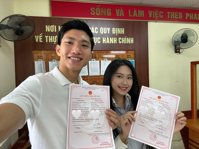 Đoàn Văn Hậu xác lập mối quan hệ vợ chồng hợp pháp cùng người đẹp sinh năm 2001. Cặp sao quen nhau từ năm 2020 nhưng đến tháng 8/2022 mới công khai.