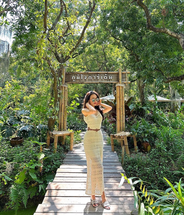 Hồi còn hẹn hò với Đoàn Văn Hậu, Doãn Hải My thường xuyên khoe dáng trong những chuyến du lịch cùng bạn bè, người yêu. Thế mạnh của Doãn Hải My là vòng eo con kiến cùng đôi chân dài thẳng tắp.