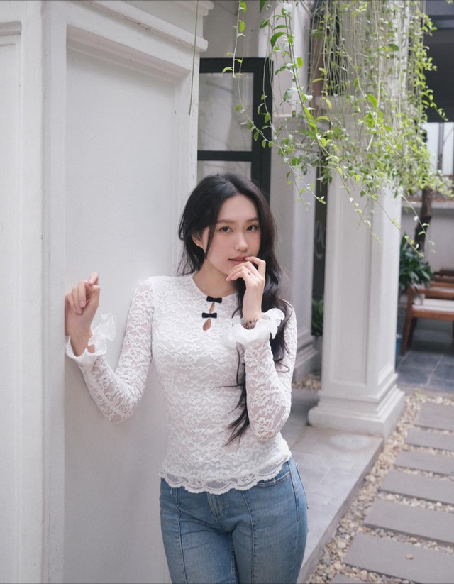 Vợ Đoàn Văn Hậu nhanh chóng lấy lại dáng thon sau gần một năm sinh con. Cô thường xuất hiện với hình ảnh nhẹ nhàng, thanh lịch, nhận được nhiều cảm tình từ công chúng.