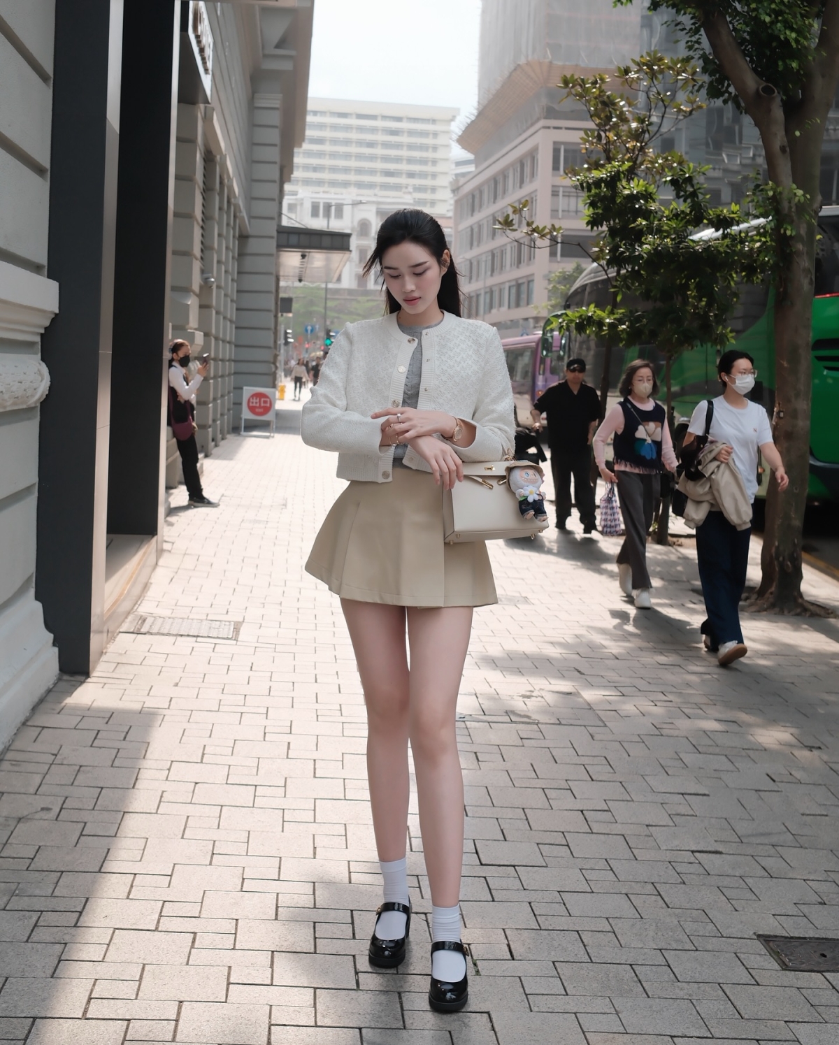 Dịp nghỉ lễ, Đỗ Thị Hà vi vu Hong Kong. Người đẹp mix đồ theo phong cách tiểu thư khoe dáng trên đường phố. Để phối cùng bộ trang phục tông trắng - be, cô chọn túi xách Hermes Kelly. Thiết kế mới được cô bổ sung vào bộ sưu tập, cũng là chiếc túi đắt nhất trong tủ đồ của hoa hậu.