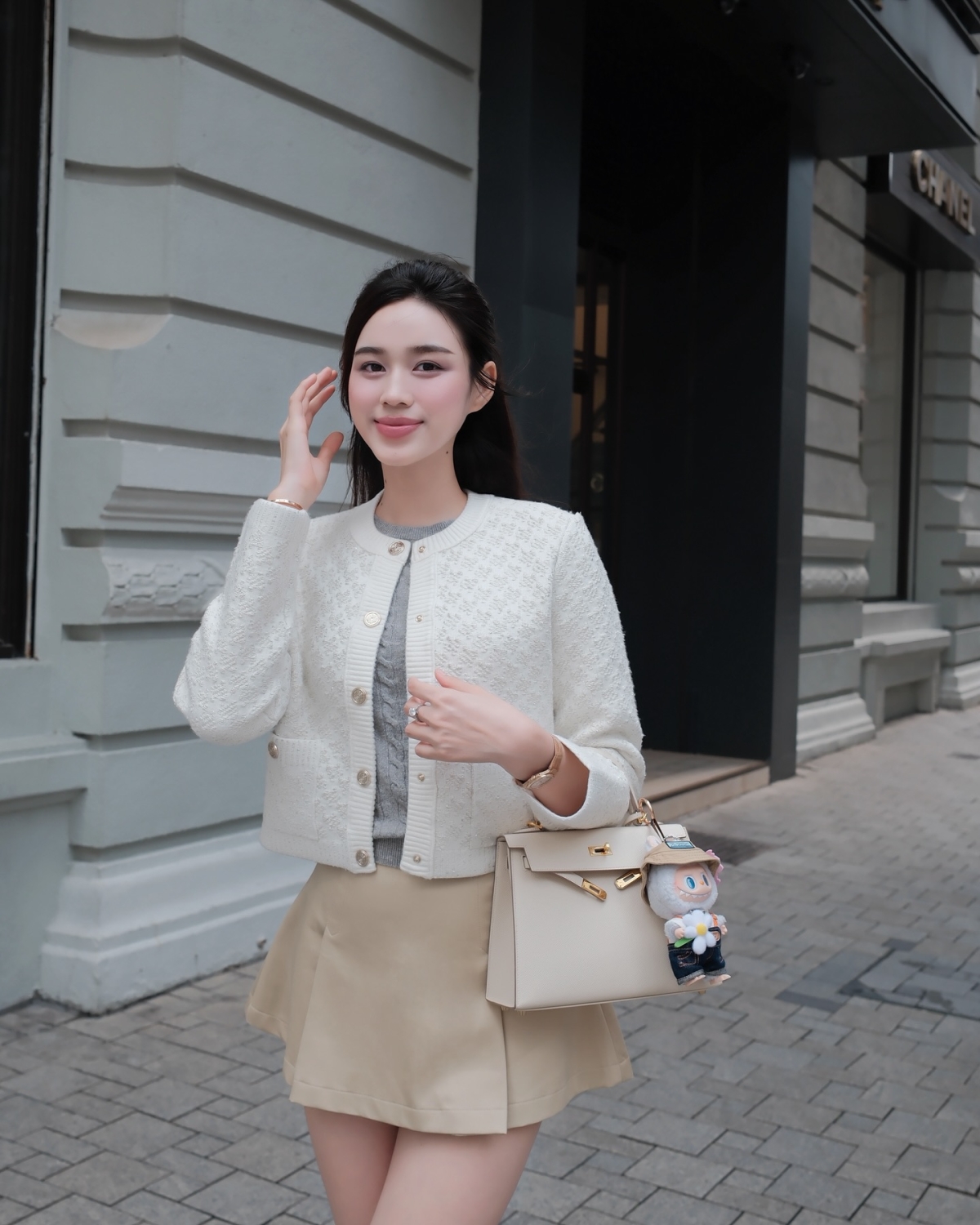Trên một số nền tảng mua sắm hàng hiệu như Madion Avenue Couture, thiết kế Kelly tông màu trắng kem, khóa vàng như của Đỗ Thị Hà được yết giá từ 28.000 USD (hơn 720 triệu đồng). Mỹ nhân xứ Thanh kết hợp túi cùng móc khóa Labubu để chiếc túi thêm trẻ trung.