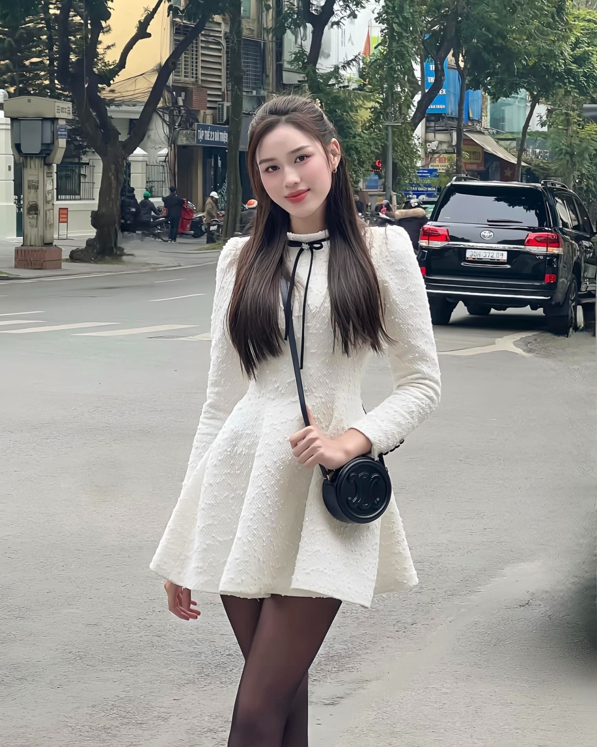 Từ khi thành doanh nhân, Đỗ Thị Hà nâng tầm phong cách với bộ sưu tập túi hiệu. Thiết kế Triomphe size mini giá hơn 35 triệu đồng được cô đeo vài lần khi chụp hình.