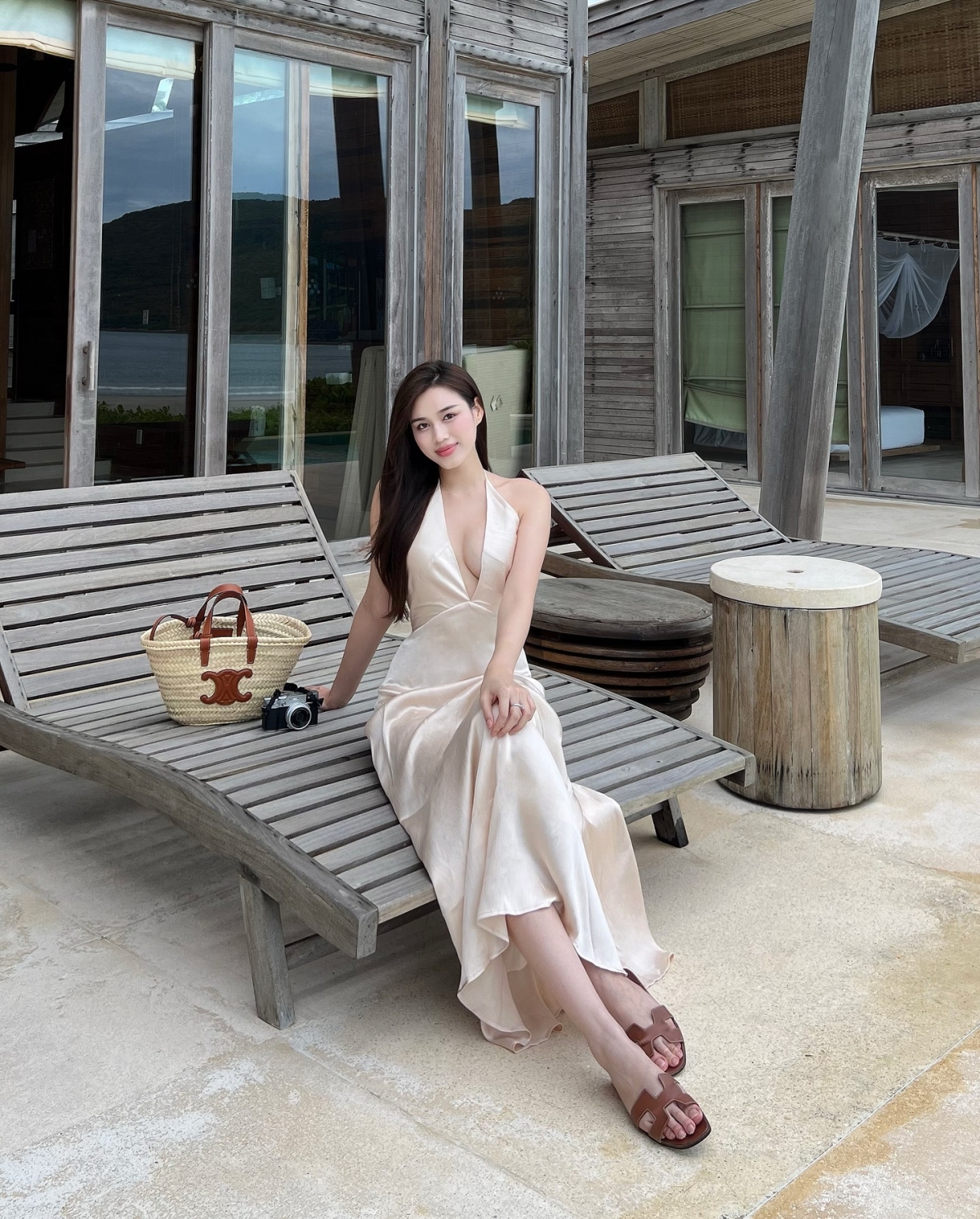 Khi đi biển, hoa hậu nhiều lần xách mẫu túi cói của Celine, giá khoảng 50 triệu đồng.
