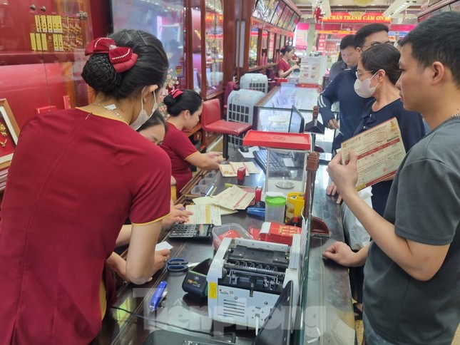Nhà đầu tư mua vàng từ vùng đỉnh cách đây gần nửa tháng đang chịu lỗ kép.