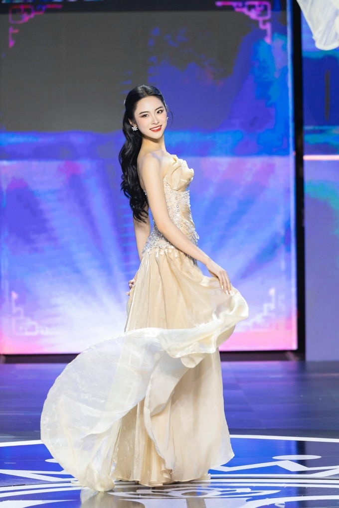 Nguyễn Thị Vân Nhi, sinh năm 2005, sinh viên Đại học Phenikaa, được dự đoán là một trong 20 cô gái lọt vào chung kết Hoa hậu Việt Nam.