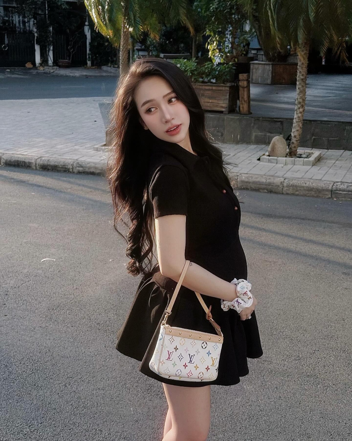 Chiếc Louis Vuitton Pochette nhỏ xinh với họa tiết Monogram kinh điển được Joyce Phạm chi khoảng 70 triệu đồng để sắm về gần đây.