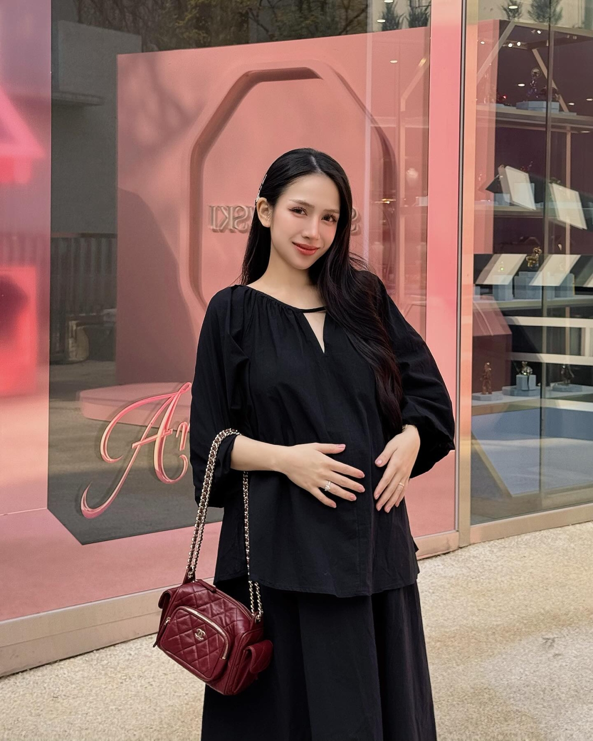 Trong chuyến du lịch Hàn Quốc trước khi sinh, Joyce Phạm xách nhiều mẫu túi của Chanel. Cô còn sử dụng thiết kế Camera Bag, giá bán khoảng 117 triệu đồng.