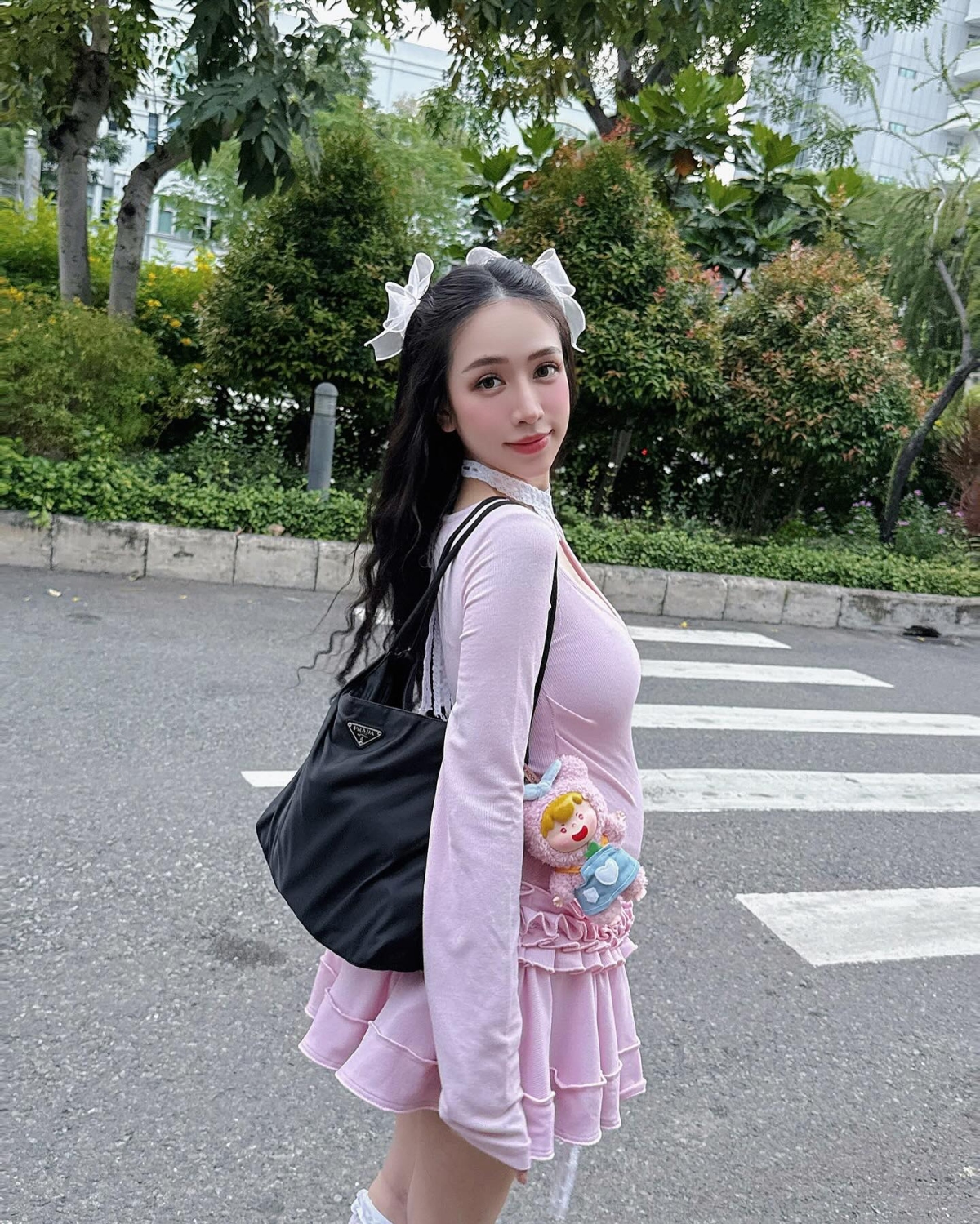 Dù bầu vượt mặt, hot mom không ngại thử nghiệm đủ kiểu phong cách. Người đẹp sinh năm 1999 kết hợp trang phục phong cách Barbiecore nhí nhảnh cùng túi tote của Prada.