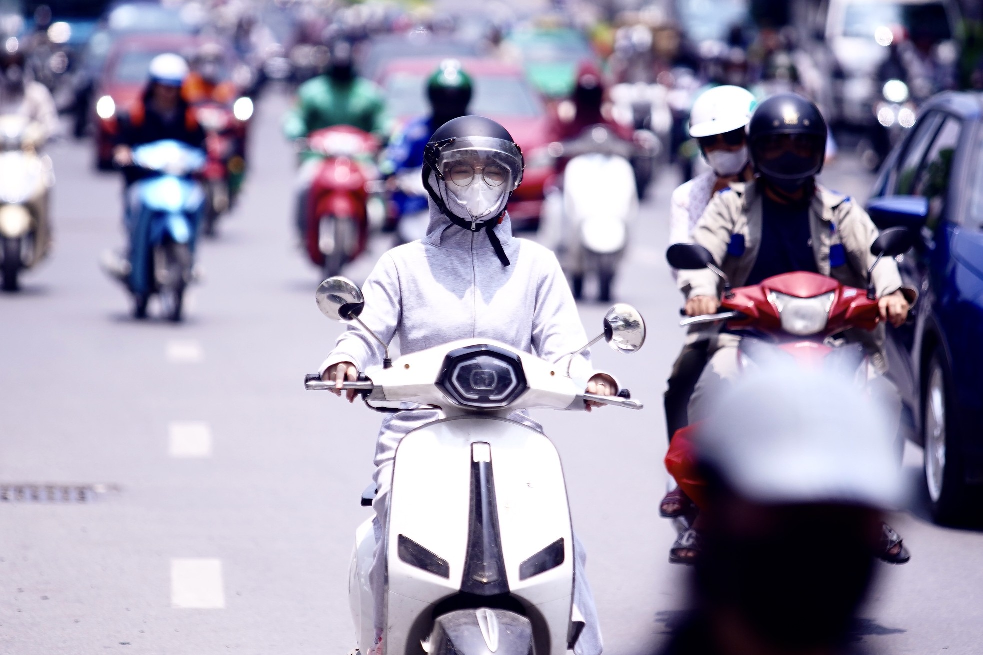 Người dân Thủ đô chật vật với nắng nóng đầu mùa - 5