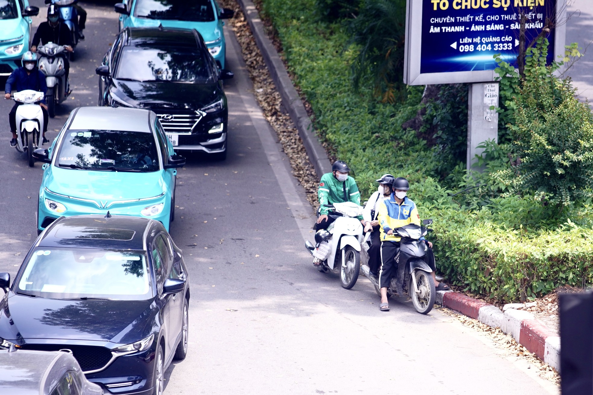 Người dân Thủ đô chật vật với nắng nóng đầu mùa - 8