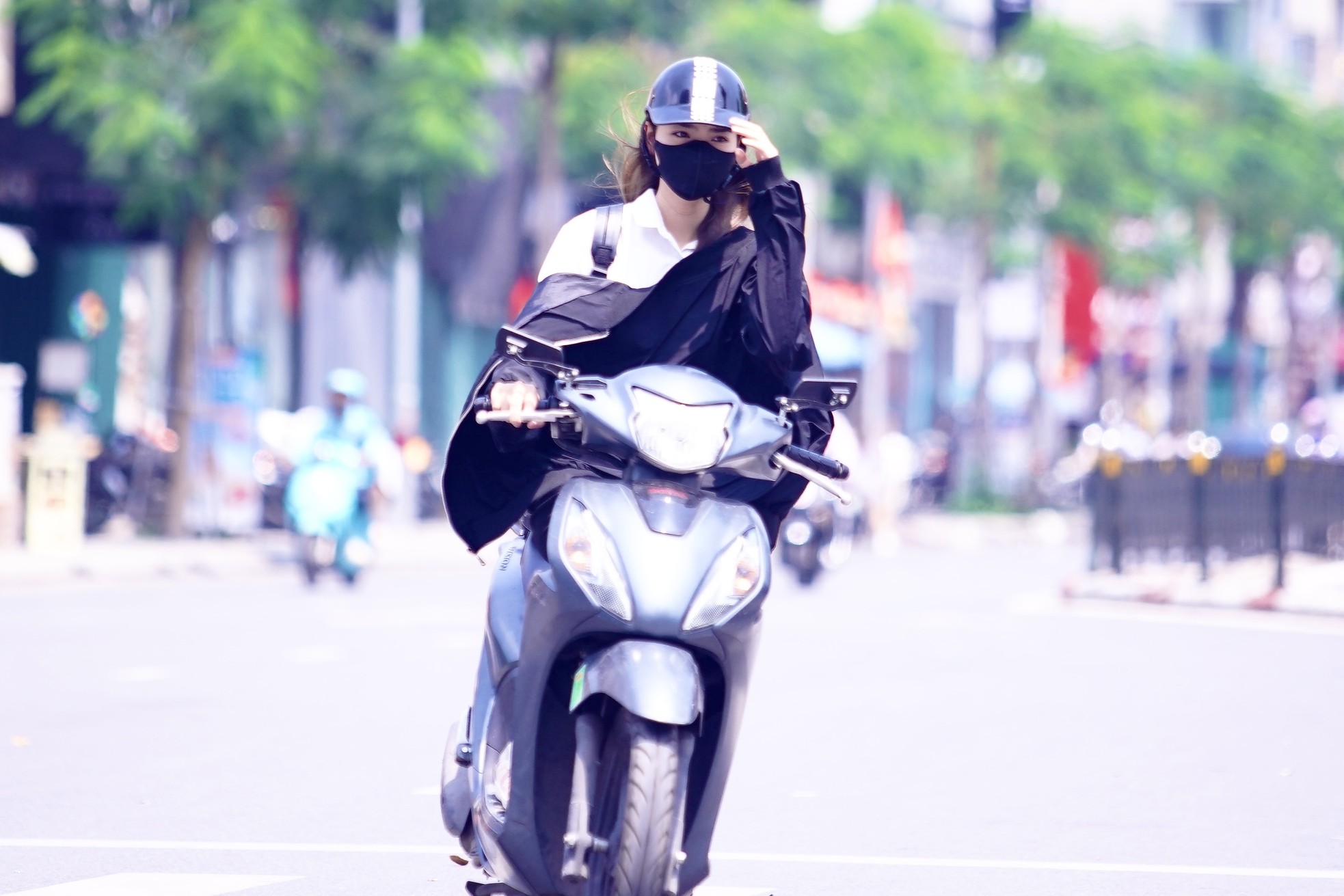 Người dân Thủ đô chật vật với nắng nóng đầu mùa - 3