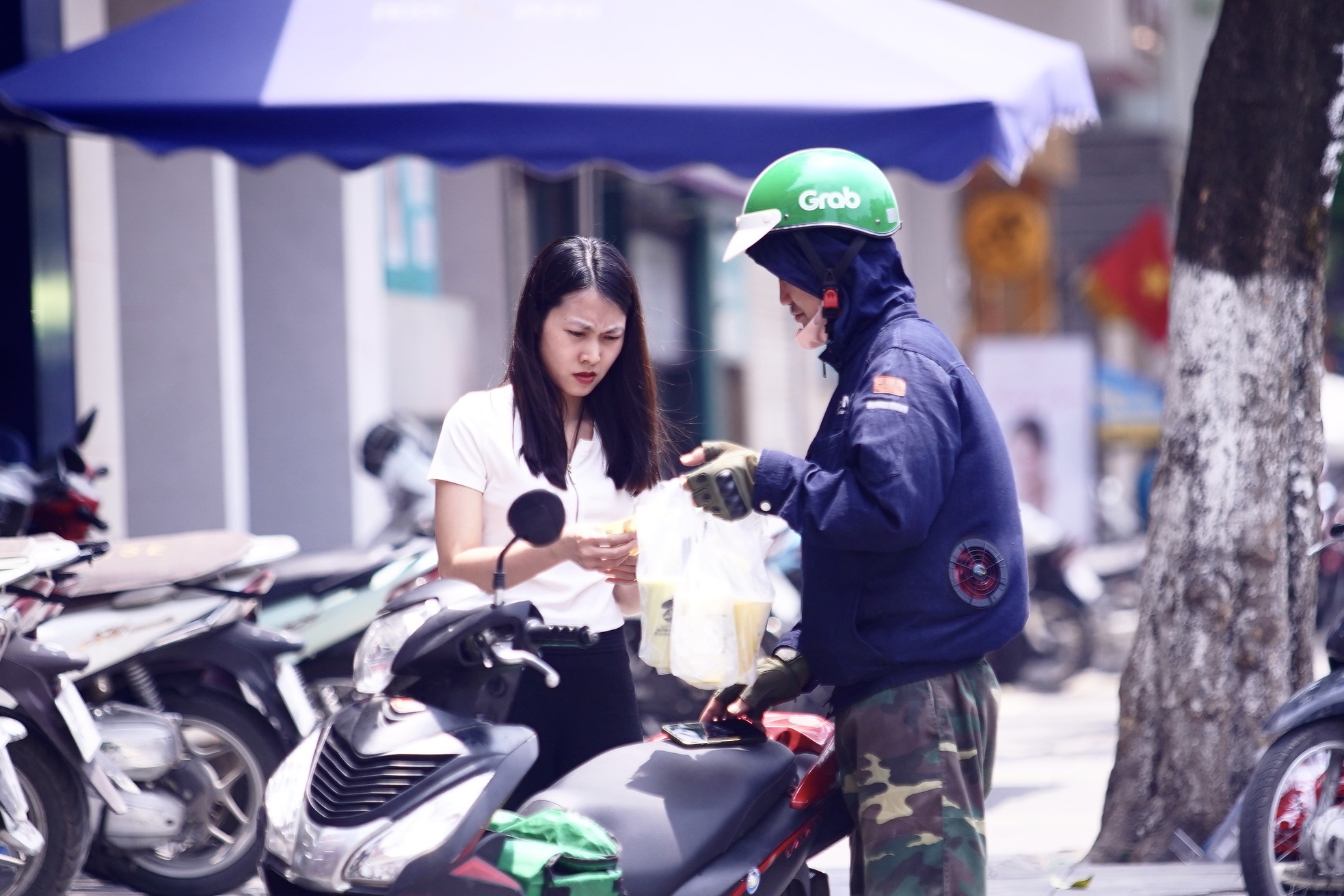 Thay vì ra ngoài ăn trưa, uống nước, nhiều người chọn cách đặt đồ về cơ quan, về nhà.