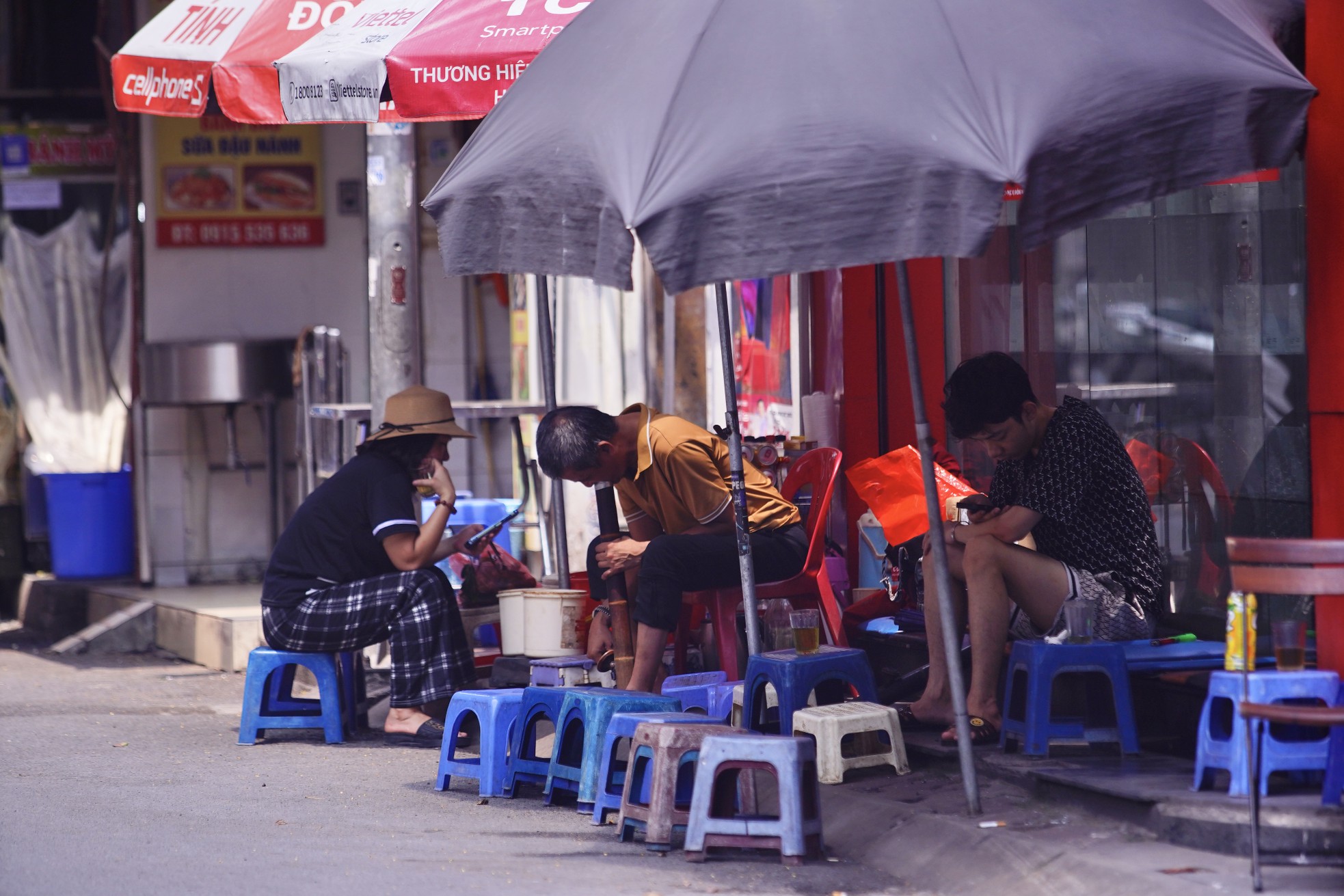 Các cửa hàng, quán nước dùng ô lớn che nắng nhưng vẫn khá vắng khách.