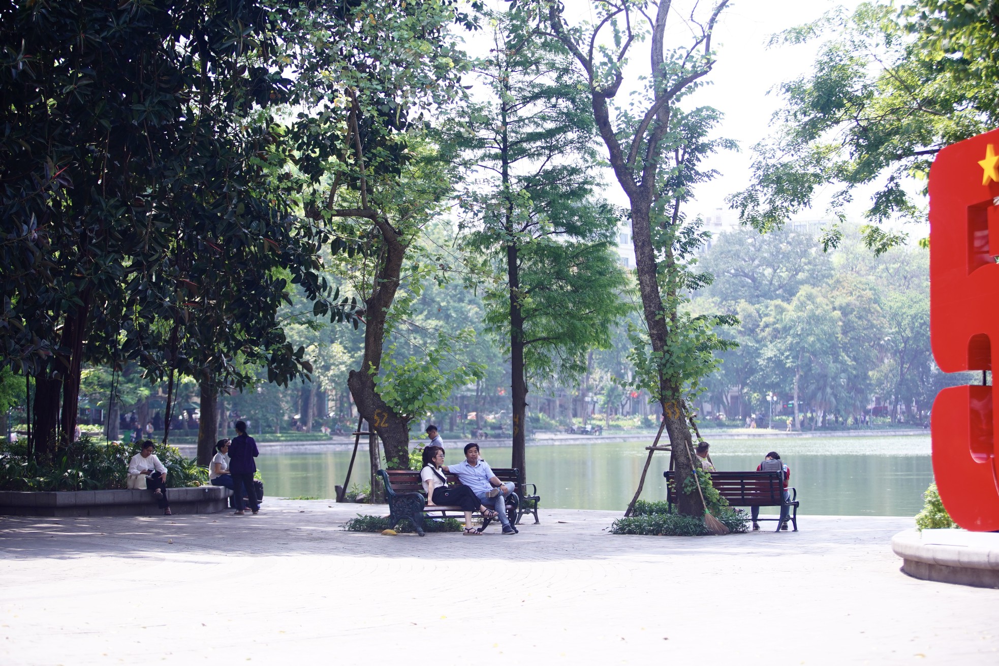 Khu vực hồ Hoàn Kiếm vắng vẻ dưới cái nắng nóng, nhiều người tìm đến bóng cây để giải nhiệt.