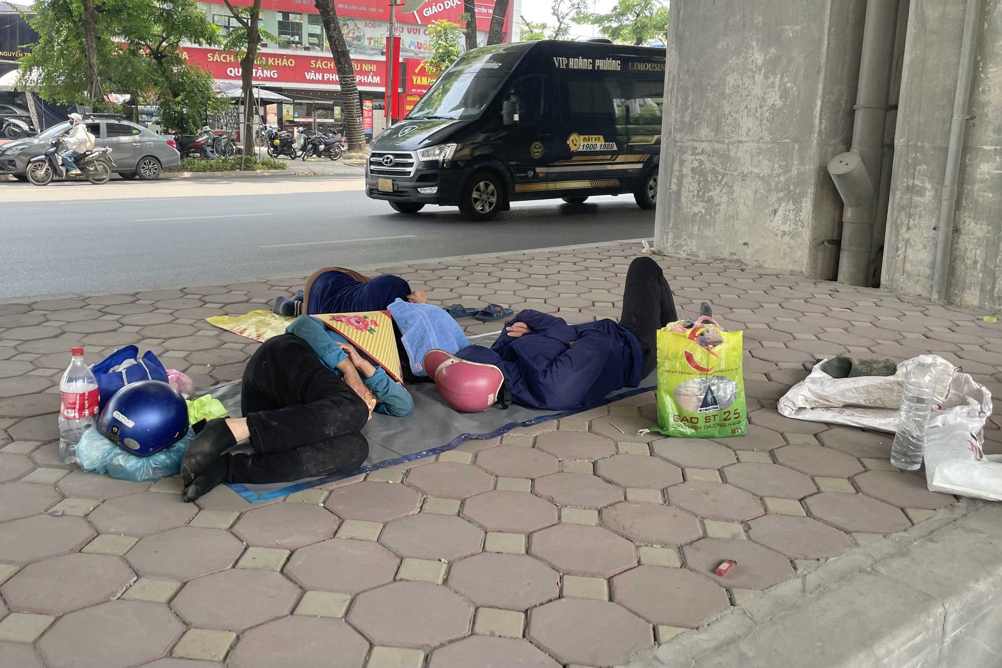 Nhiều người tìm nơi bóng mát để nghỉ ngơi, tránh cái nắng oi bức.