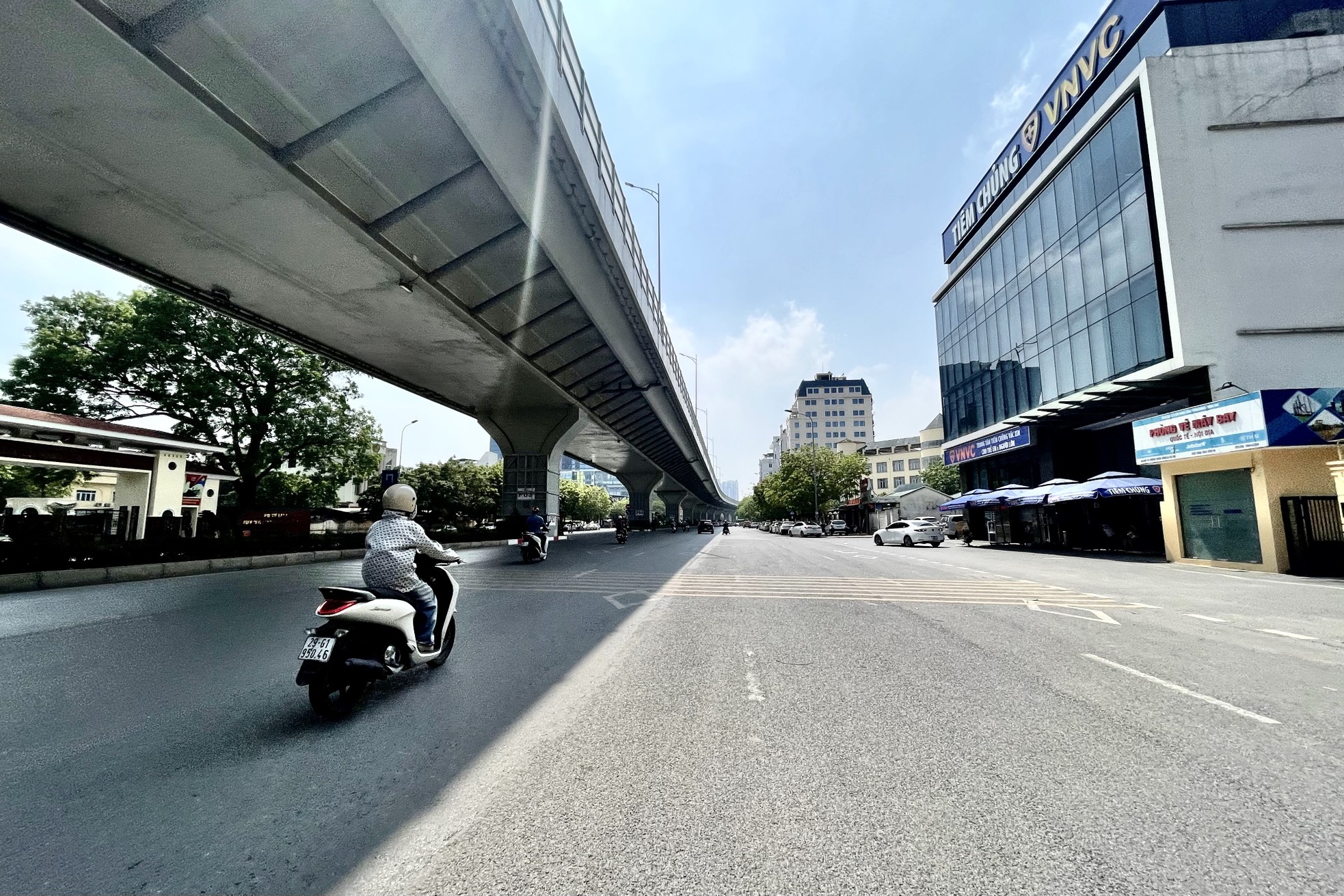 Dưới cái nắng gay gắt, đường Trường Chinh chia thành hai mảng rõ rệt.