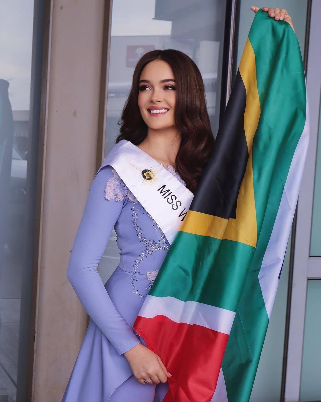 Zoalize Jansen Van Rensburg, 18 tuổi, đăng quang Hoa hậu Thế giới Nam Phi 2024, là một trong những thí sinh đến Ấn Độ sớm hồi đầu tháng 5. Tôi nóng lòng để trải nghiệm những điều kỳ diệu tại đất nước của các bạn. Tôi sẽ mang theo tinh thần tự hào của quốc gia. Cảm ơn tình yêu và sự ủng hộ của mọi người, cô nói.