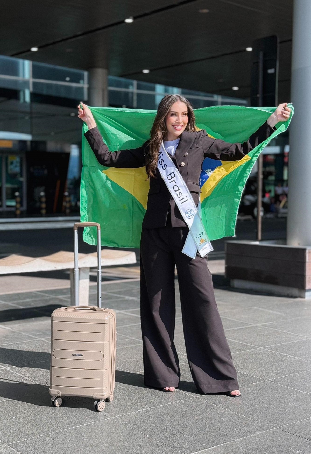 Thí sinh của Brazil, Jessica Pedroso, kết hợp blazer với quần ống rộng khi ra sân bay. Cô 24 tuổi, sinh ra trong gia đình có truyền thống làm về giáo dục. Jessica hiện là giáo viên tiếng Anh, đồng thời theo đuổi công việc người mẫu, diễn viên. Ảnh: Instagram Jessica Pedroso
