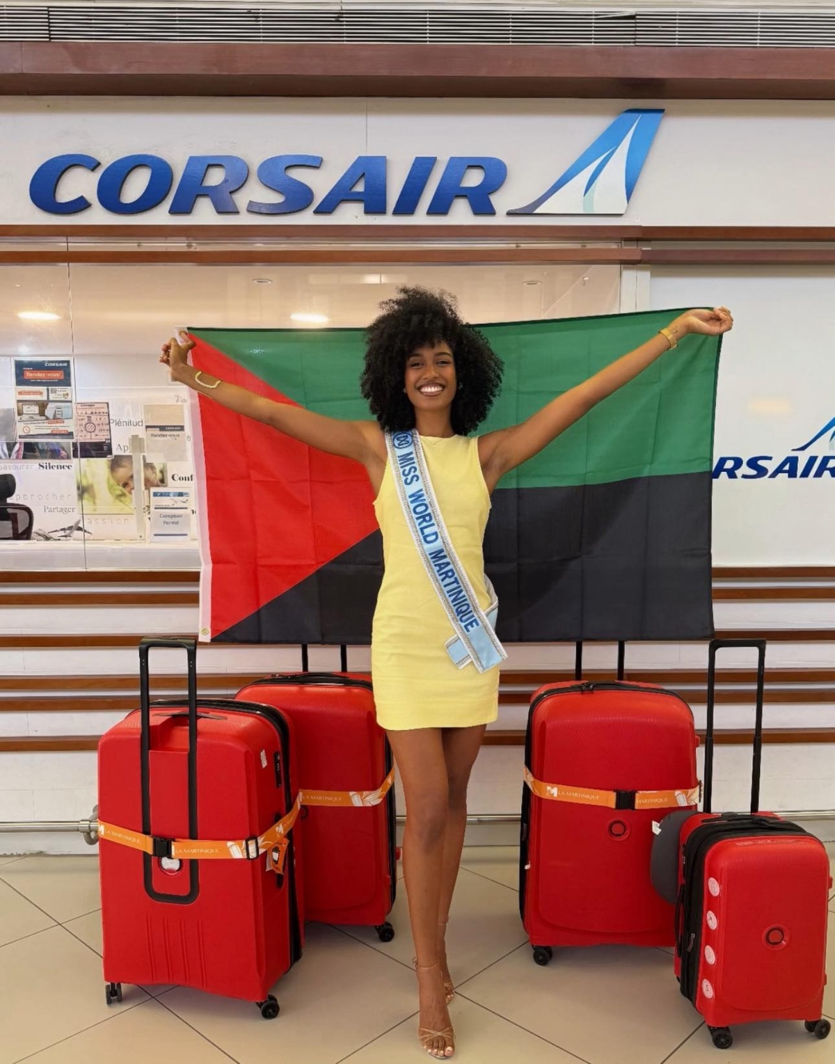 Miss World Martinique, Aurélie Joachim, diện trang phục tôn chân thon. Cô bắt đầu nổi tiếng ở quê nhà khi mới 18 tuổi trong vai trò người mẫu, thường gây chú ý với mái tóc xoăn. Ảnh: Instagram Aurélie Joachim