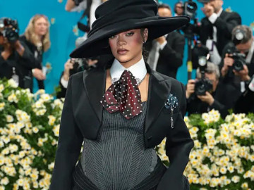 Rihanna mang thai lần ba, khoe bụng bầu tại Met Gala