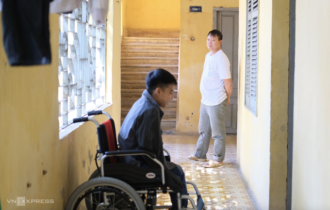 Minh và bố ở ký túc xá Đại học Bách khoa Hà Nội trong những ngày đầu nhập học, năm 2020. Ảnh: Dương Tâm