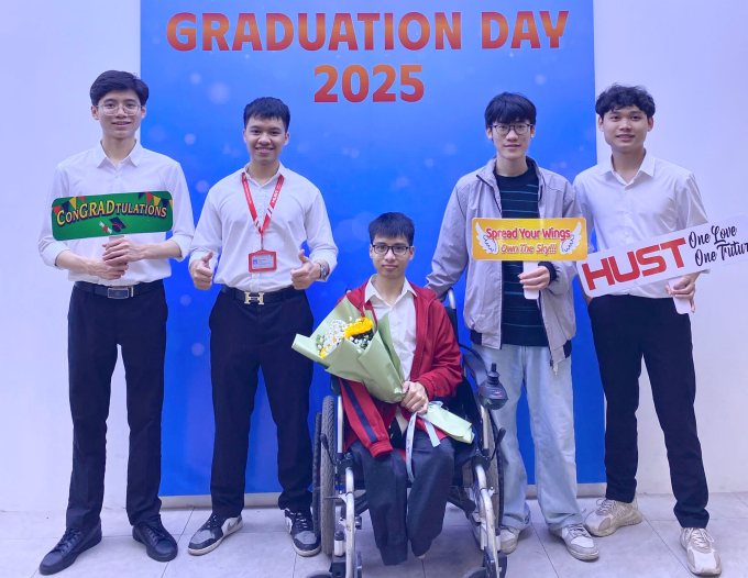Minh được bạn bè chúc mừng trong ngày bảo vệ đồ án. Ảnh: Nhân vật cung cấp