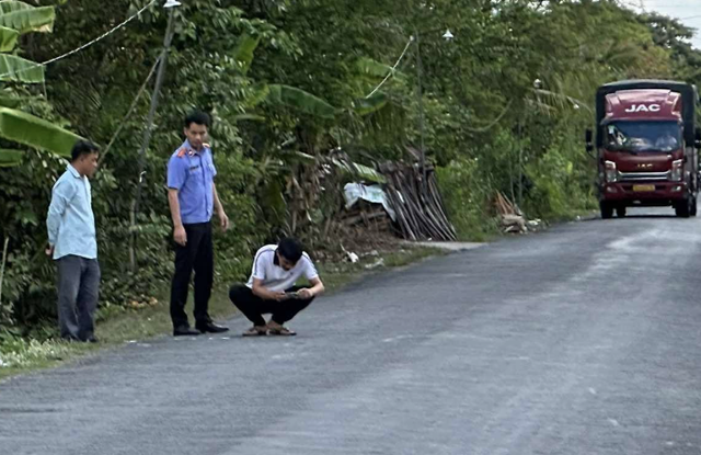 Ngày 6-5, Điều tra viên của Cơ quan Điều tra VKSND Tối cao kiểm tra hiện trường vụ tai nạn giao thông làm cháu Tr. tử vong