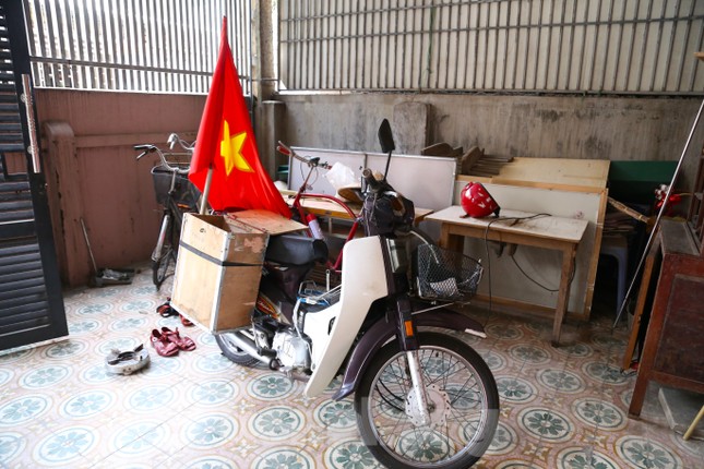 Chiếc xe máy cùng lá cờ Tổ quốc là bạn đồng hành của ông Thanh.