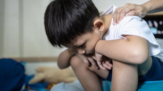 Trẻ có thể cảm thấy chán nản khi bị thiếu kích thích hoặc không biết làm gì dù có nhiều hoạt động xung quanh. Ảnh minh họa
