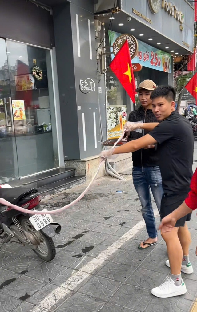 Ngô Quyền Thế (người mặc áo đen đang cầm đoạn lòng)