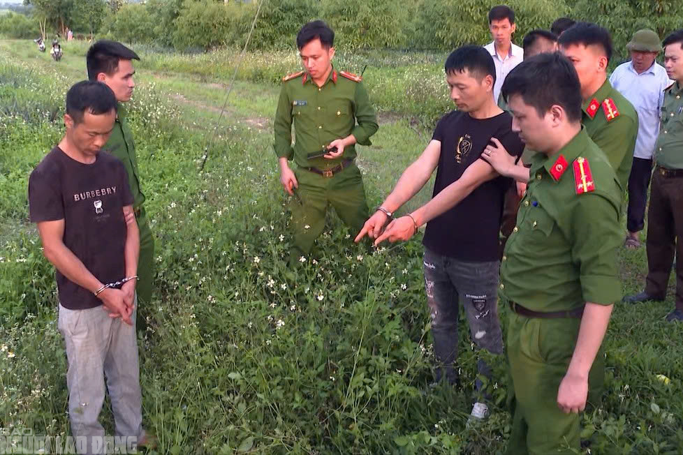 Hai người đào mộ chỉ khu vực chúng xăm dò để tìm cổ vật, châu báu khu vực lăng mộ vua Lê Túc Tông