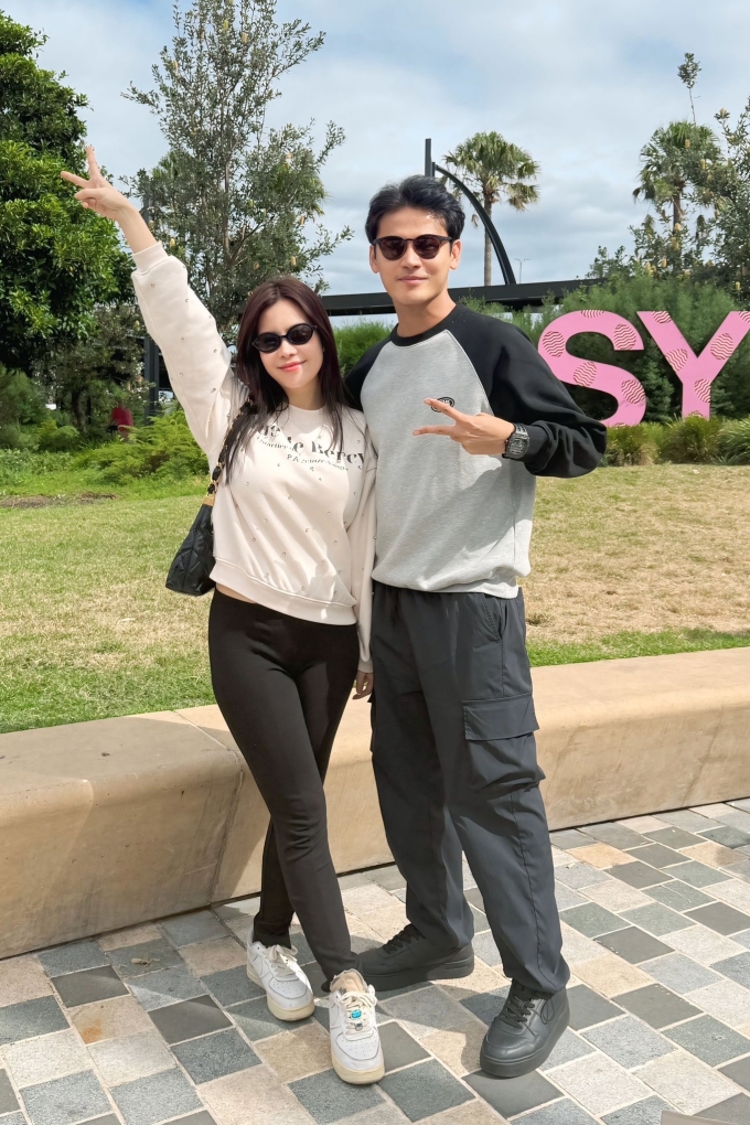 Vợ chồng diễn viên sang Australia khi em bé trong bụng được hơn ba tháng.