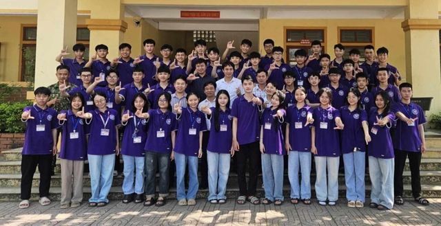 Tập thể lớp 12 T1 có nhiều học sinh tham gia các kỳ thi đánh giá năng lực và đánh giá tư duy đạt điểm cao.