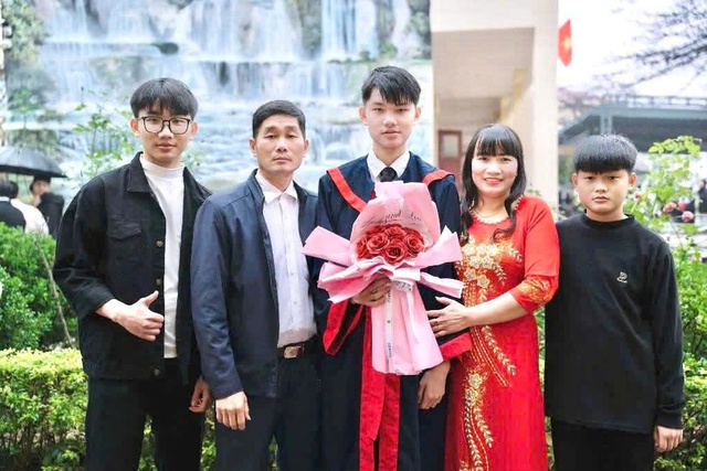Thủ khoa Kỳ thi đánh giá tư duy lần thứ 3 của Đại học Bách khoa Hà Nội và gia đình. Ảnh: NTCC