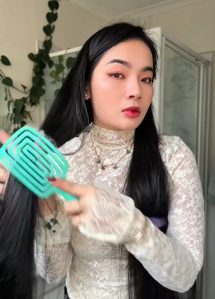 Happi Phạm gợi ý chọn loại lược có răng lược mềm, phần mặt lược thoáng, không cần chú trọng nhiều đến thương hiệu.