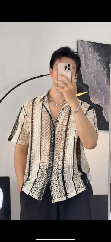Mới đây, một tài khoản đã chia sẻ trường hợp dở khóc dở cười của bản thân khi mua quần áo online thu về nhiều lượt tương tác trên mạng xã hội. Theo đó, anh chàng đặt mua một chiếc áo có thiết kế lưới về để mặc, ban đầu khi mặc thử thì chiếc áo khá giống mẫu...
