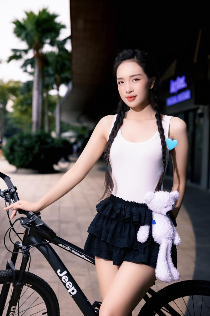 Thanh Giang cao 1,72 m, có số đo ba vòng 82-64-93 cm.