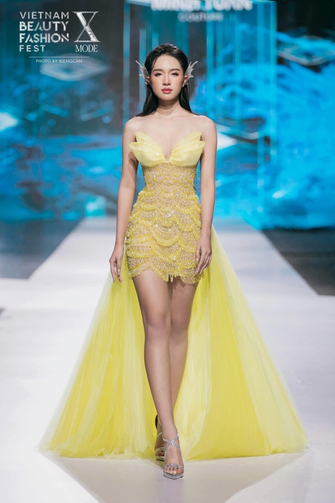 Cô từng làm mẫu ảnh, catwalk trong show diễn của một số nhà thiết kế nổi tiếng. Trong ảnh, Thanh Giang trình diễn một thiết kế của Nguyễn Minh Tuấn tại Vietnam Beauty Fashion Fest.