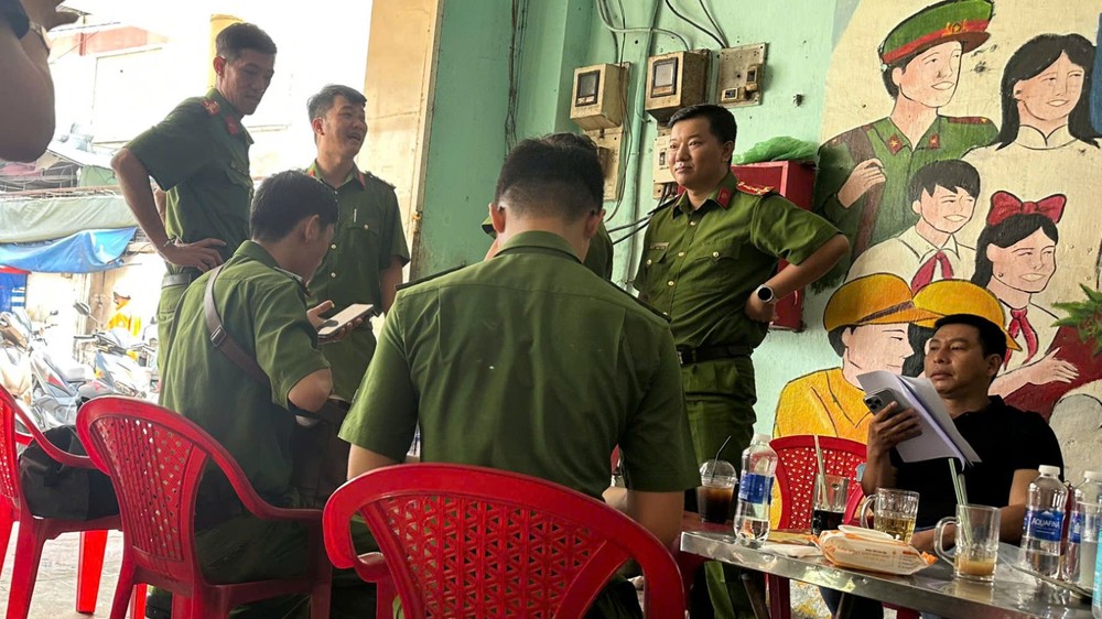 Công an phong tỏa hiện trường, lập hồ sơ điều tra vụ cháy. Ảnh: NT