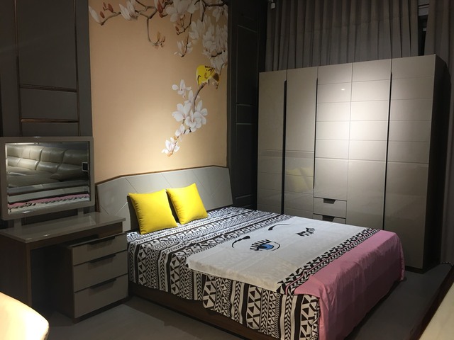 Kị đầu giường kê vào tường phía sau là không gian động.