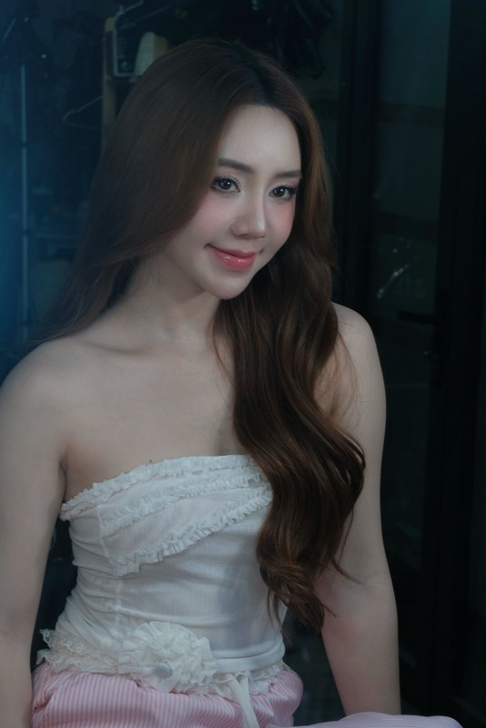 Thông qua bài đăng, người đẹp càng cho thấy sức hút của bản thân, chẳng cần chưng diện hở da thịt vẫn chiếm trọn trái tim của khán giả nhờ lối sống lành mạnh mà cô nàng đã và đang duy trì.